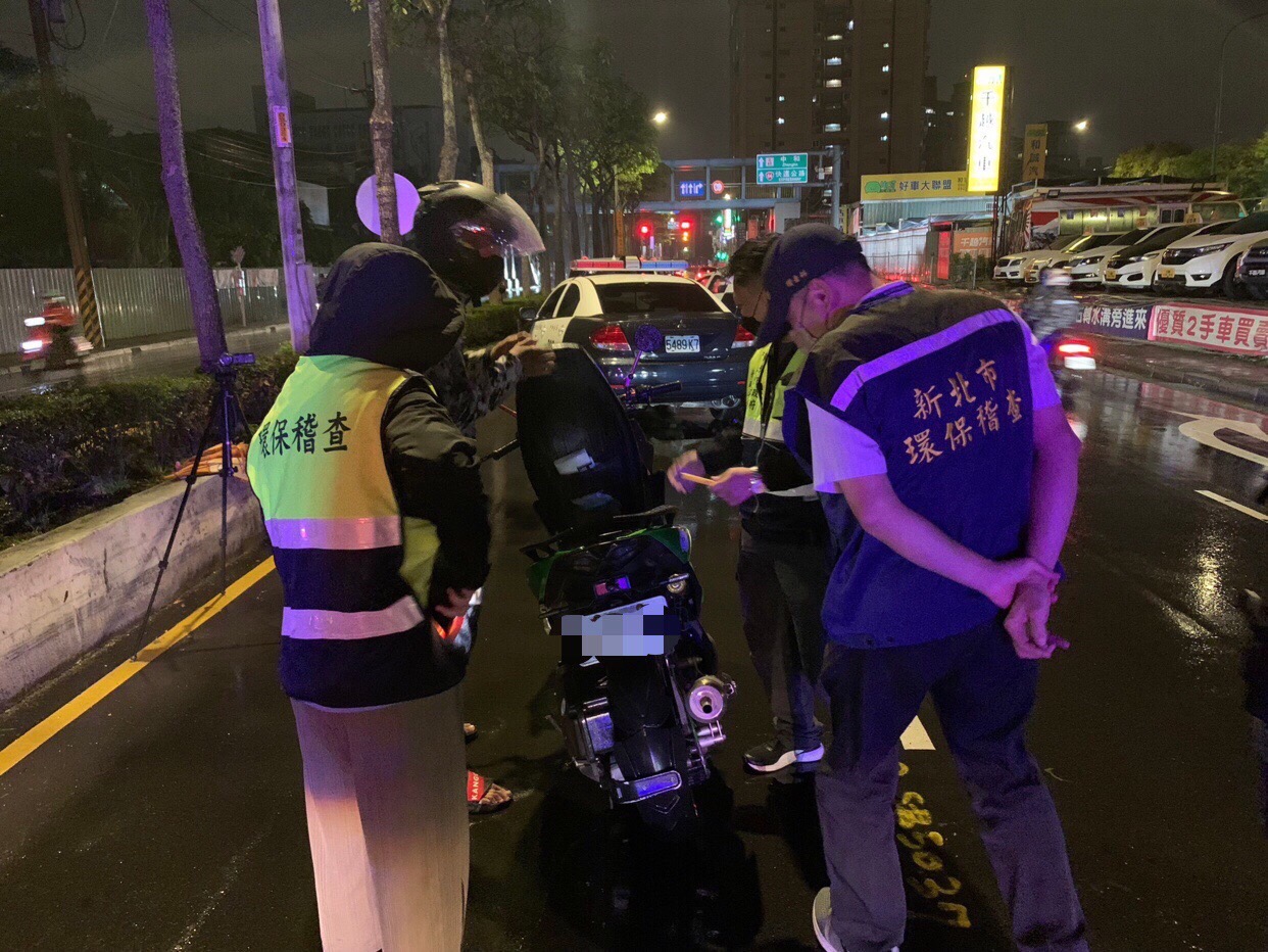 圖片說明:中和警與環保局共同實施「環警聯合稽查」勤務。(記者徐煜勝翻攝)