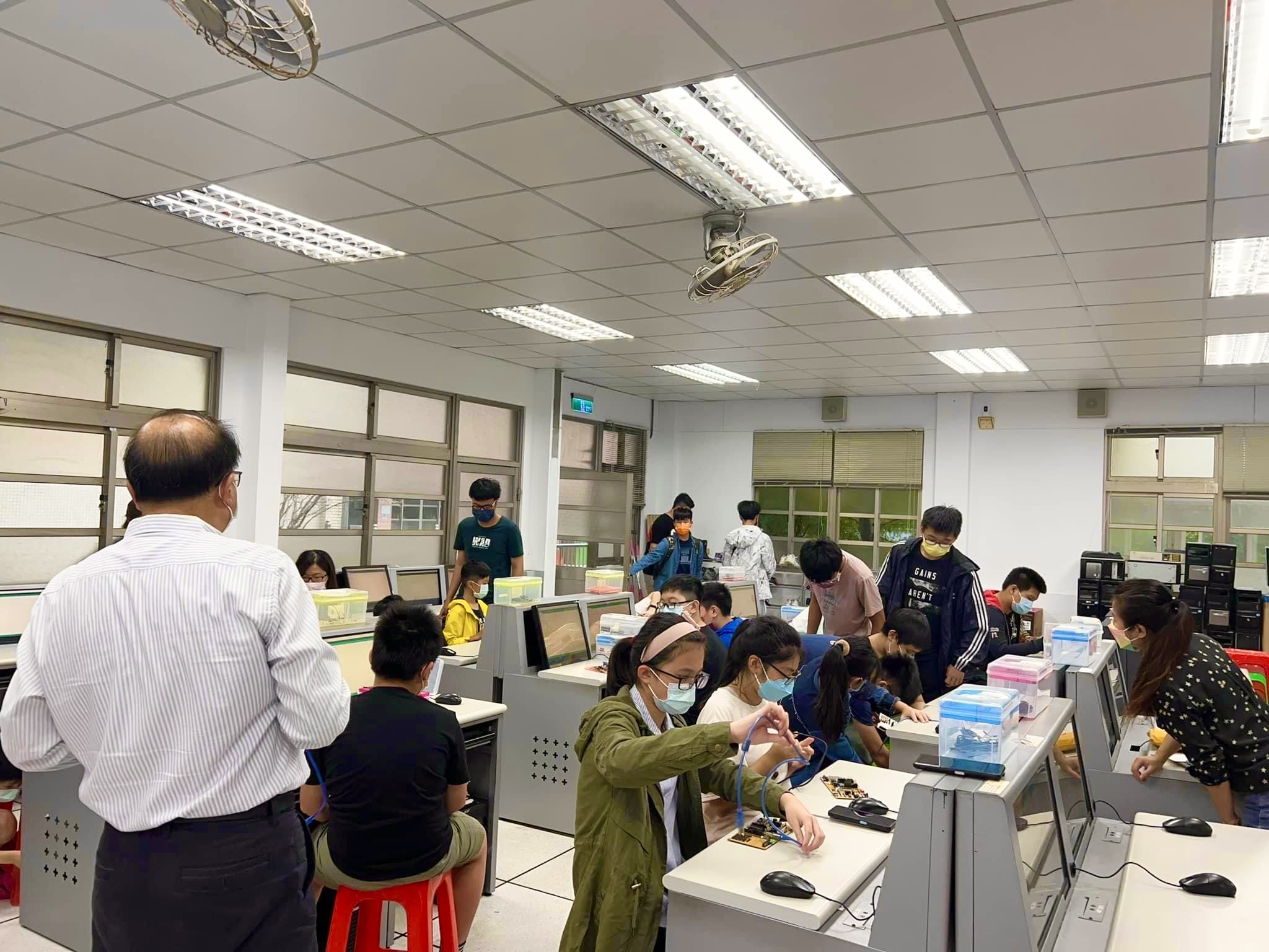 二信高中假日發明王程式設計吸引親子共學