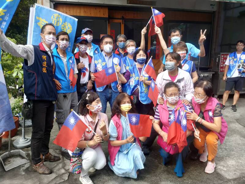 漾新聞|郝龍斌陪李雅芬左營果貿市場拜票 推薦最認真優質的議員