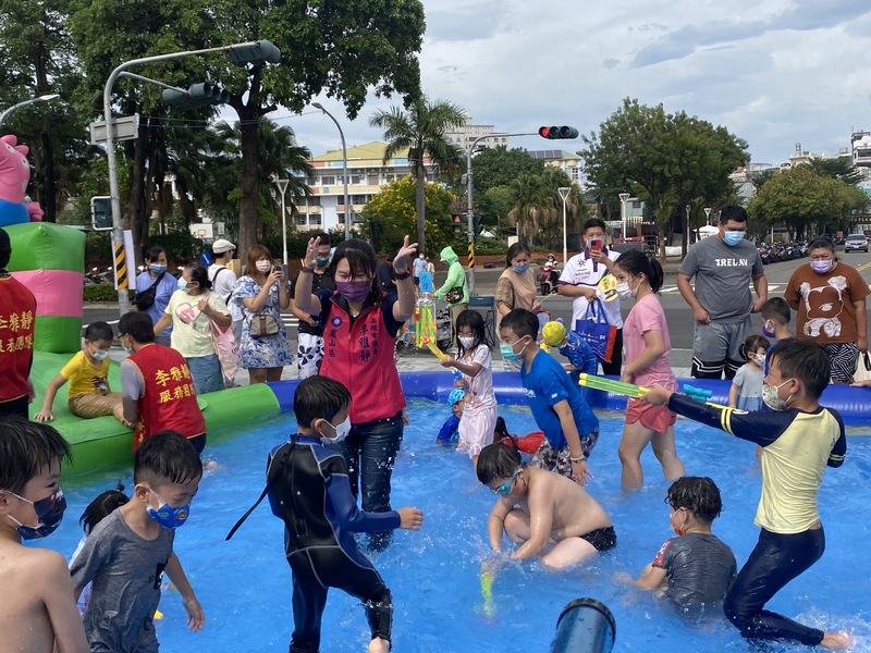 漾新聞|「今天不打選戰,我們來打水戰!」李雅靜與大人小孩玩成一片