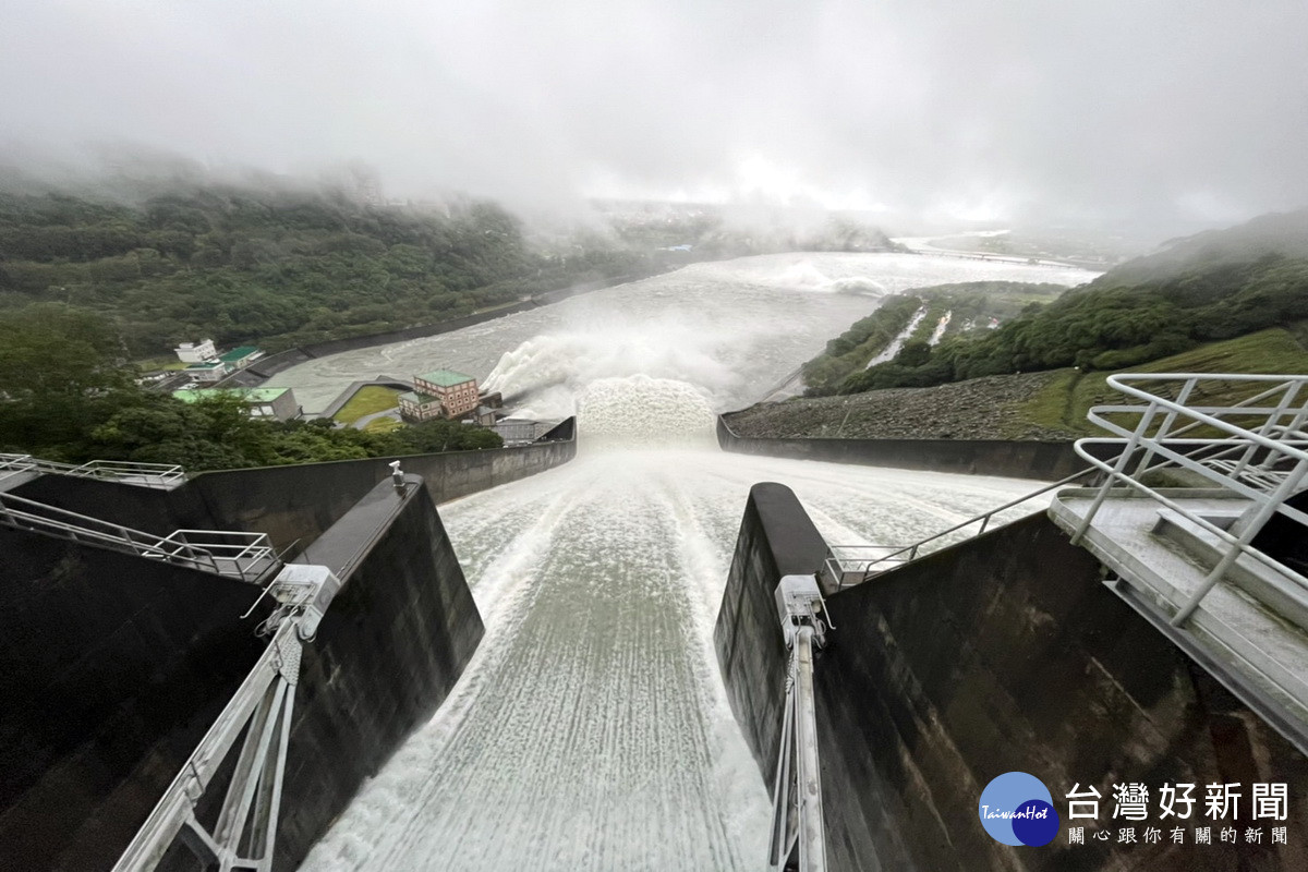 尼莎颱風豪雨不斷,石門水庫開啟溢洪道洩洪。