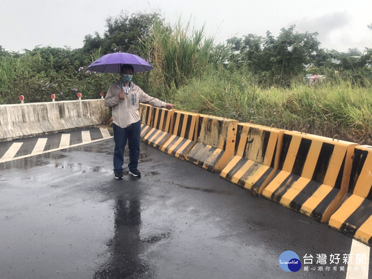 台中市議員蕭隆澤批神岡區公所斥資298萬元興建跨橋，但大雅端無路銜接，無尾巷仍無解。