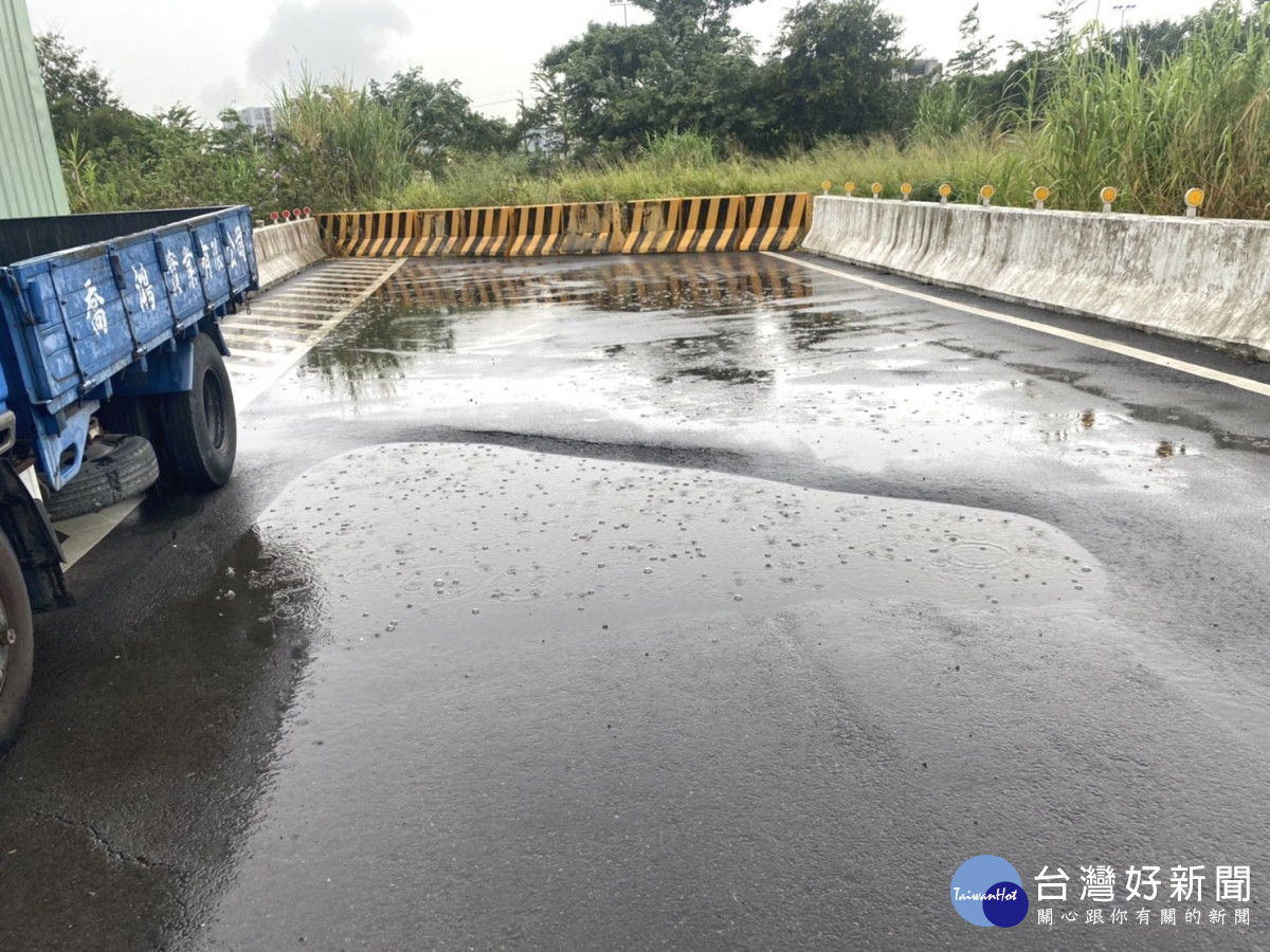 神岡區公所斥資298萬元興建跨橋,大雅端無路銜接,紐澤西護欄已擺爛2年多。