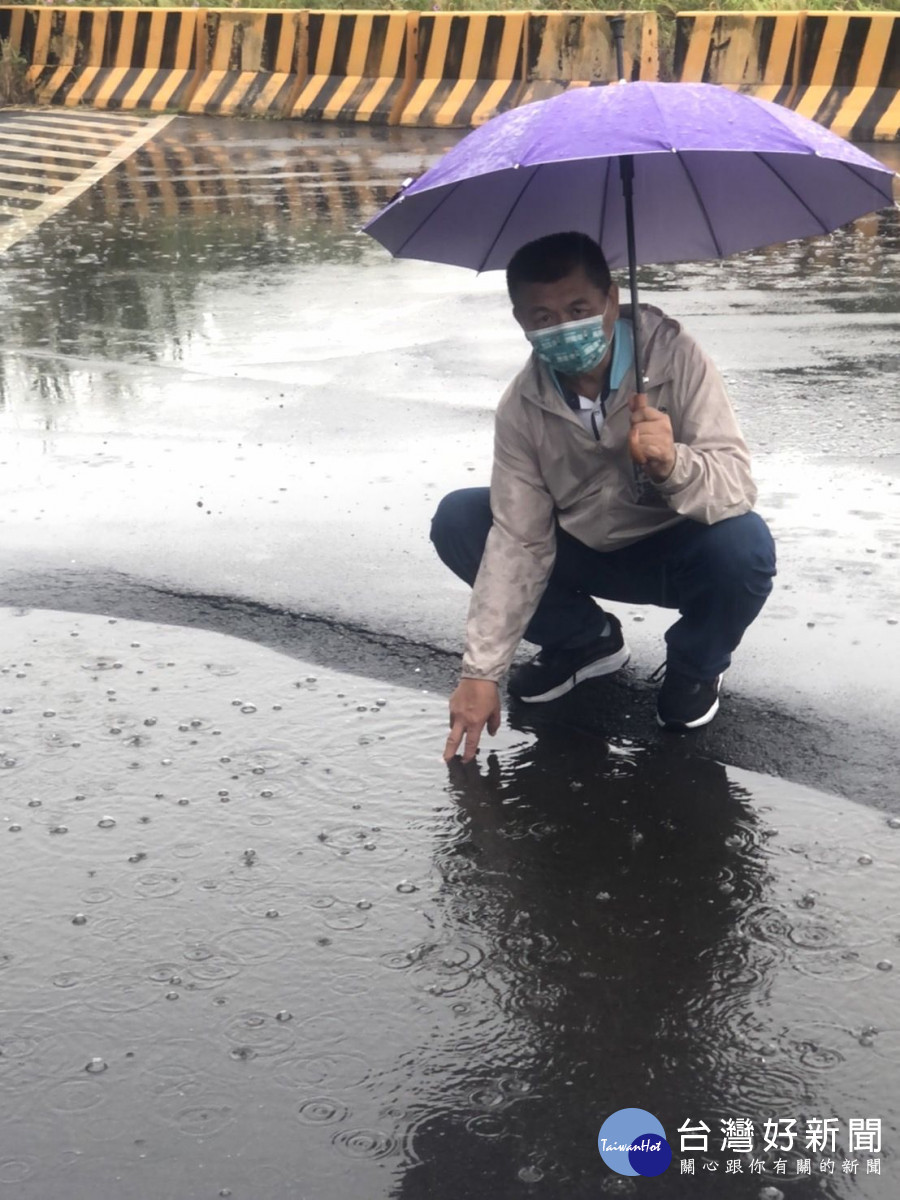 台中市議員蕭隆澤表示,新建橋梁的路面有下陷積水情形。