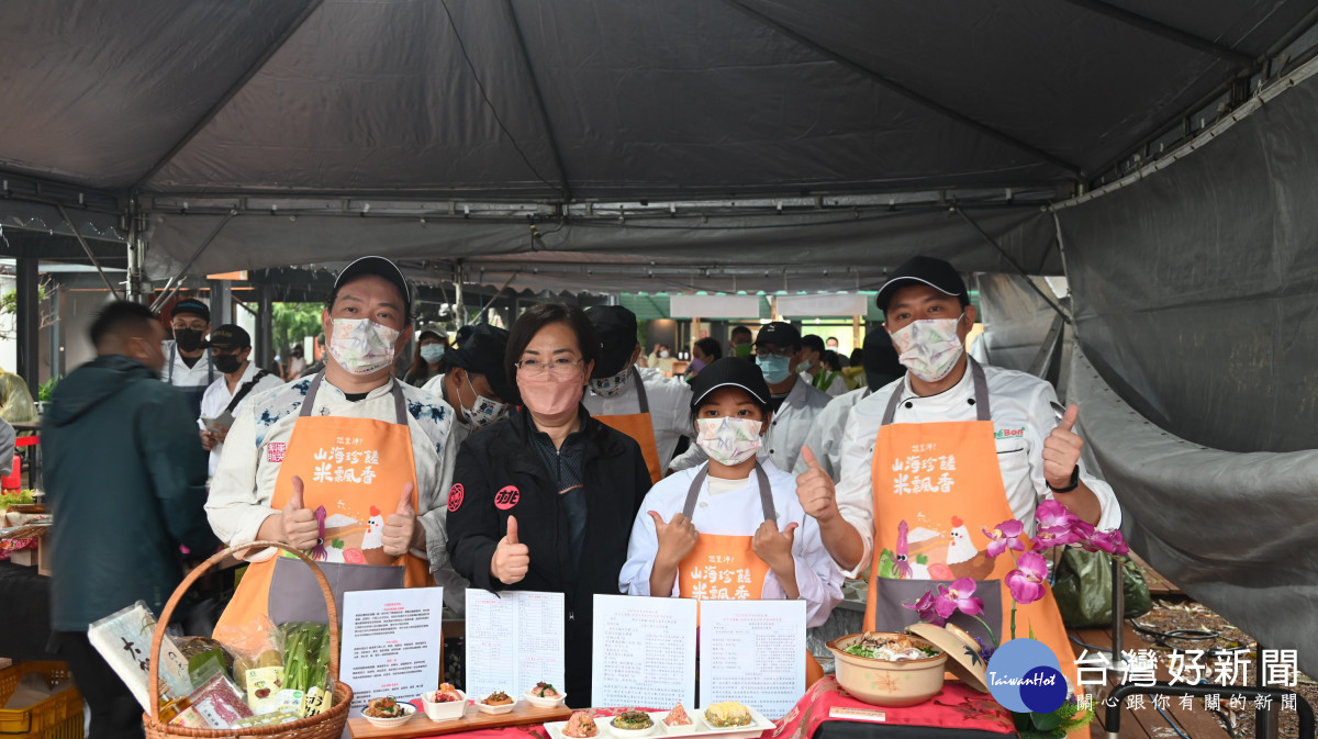 職業組冠軍由桃園友善食材取菜點隊奪得，其端出的旬見山海、山客紅藜油蔥飯及海客軟絲米線煲等3道料理，獲得評審青睞。