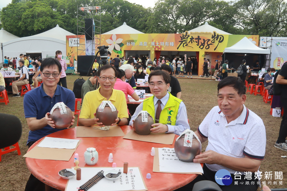 陳副縣長陳主秘等封茶典藏。(記者扶小萍攝)