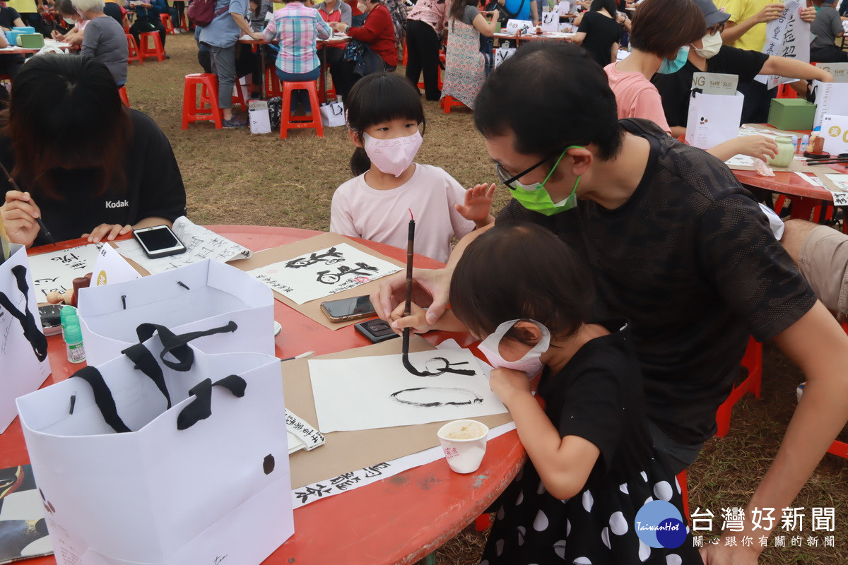 老中青幼全齡參加揮毫寫心願。(記者扶小萍攝)