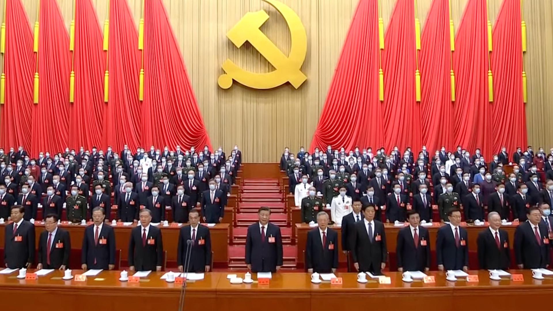 中共二十大會議開幕式,中國國家主席習近平(中)與中共高層、元老們坐在主席團大位。 翻攝央視直播畫面