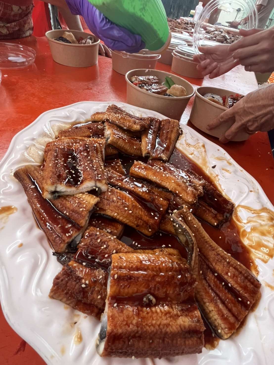 地方鰻魚飯品嘗活動 讓現場遊客免費品嘗在地特產鰻魚好風味