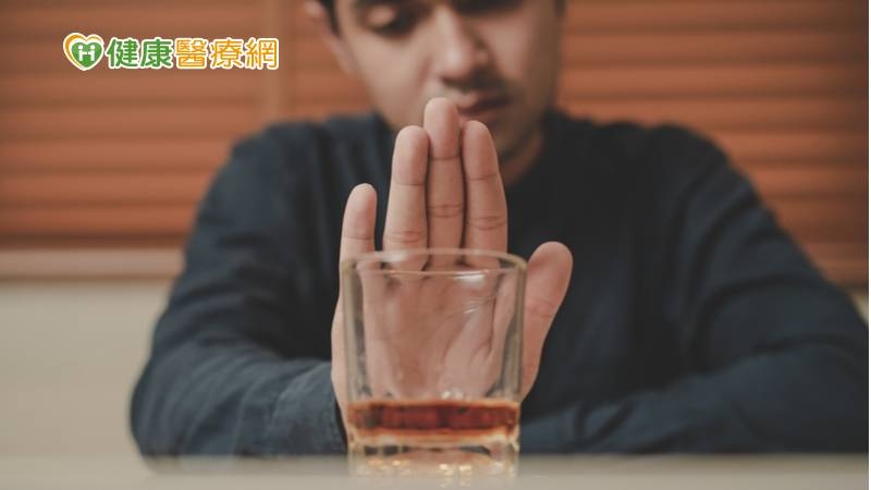 政府每年四萬補助「酒癮治療」 逾七成獲改善