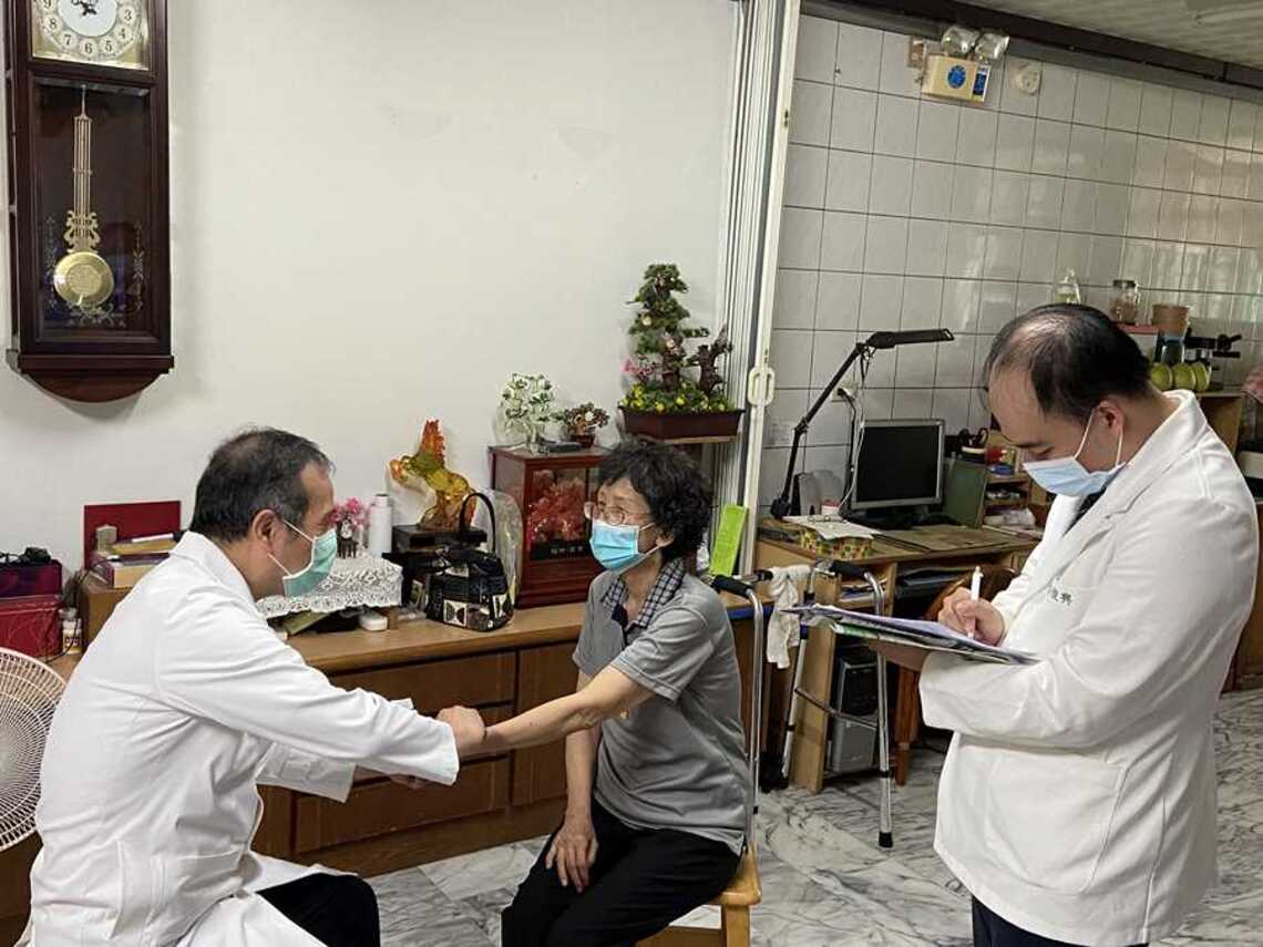 苗栗往診看失眠 黃仲諄主任笑解：補過頭