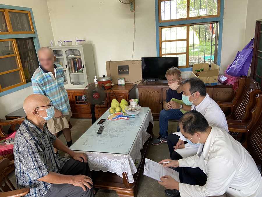 黃仲諄主任（右二）往診仔細問診。