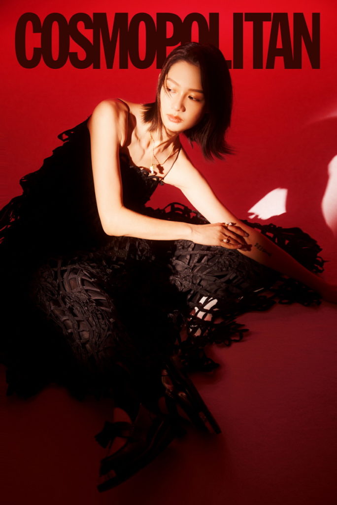 黑洋裝:(初衣食午)CECILIE BAHNSEN、鞋:Sandro、戒指/項鍊:Les Néréides轉載自「《COSMOPOLITAN.COM》」
