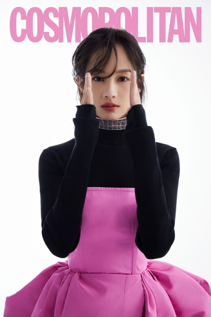 黑高領上衣:Prada、粉平口裙:H&M、鞋:Chloe轉載自「《COSMOPOLITAN.COM》」