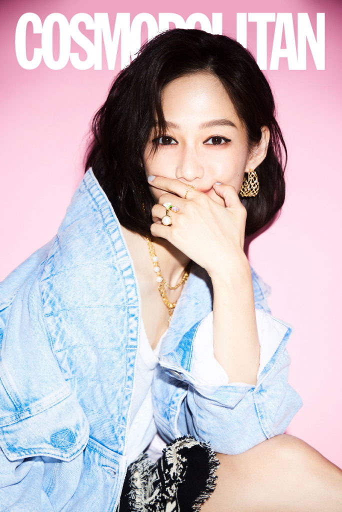 白上衣/單寧外套/針織短裙:Isabel marant、鞋:Tod’s、戒指/項鍊:Les Néréides轉載自「《COSMOPOLITAN.COM》」