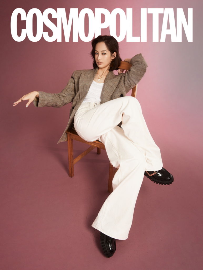 格紋西裝外套:Isabel marant、上衣:Isabel marant、白牛仔褲:Isabel marant、鞋:Roger Vivier、戒指/項鍊:Les Néréides轉載自「《COSMOPOLITAN.COM》」
