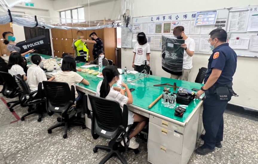 ▲員警介紹所內的工作環境,並展示警察平時出勤的各式裝備 (圖/台中市警察局 提供)
