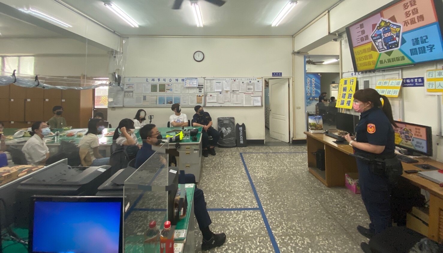 ▲員警全力宣導防詐知識與交通安全防禦觀念,在場學生皆認真聆聽 (圖/台中市警察局 提供)