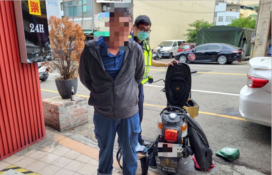 ▲陳嫌因缺錢花用,行竊娃娃機零錢箱當場遭逮 (圖/苗栗縣警察局 提供)