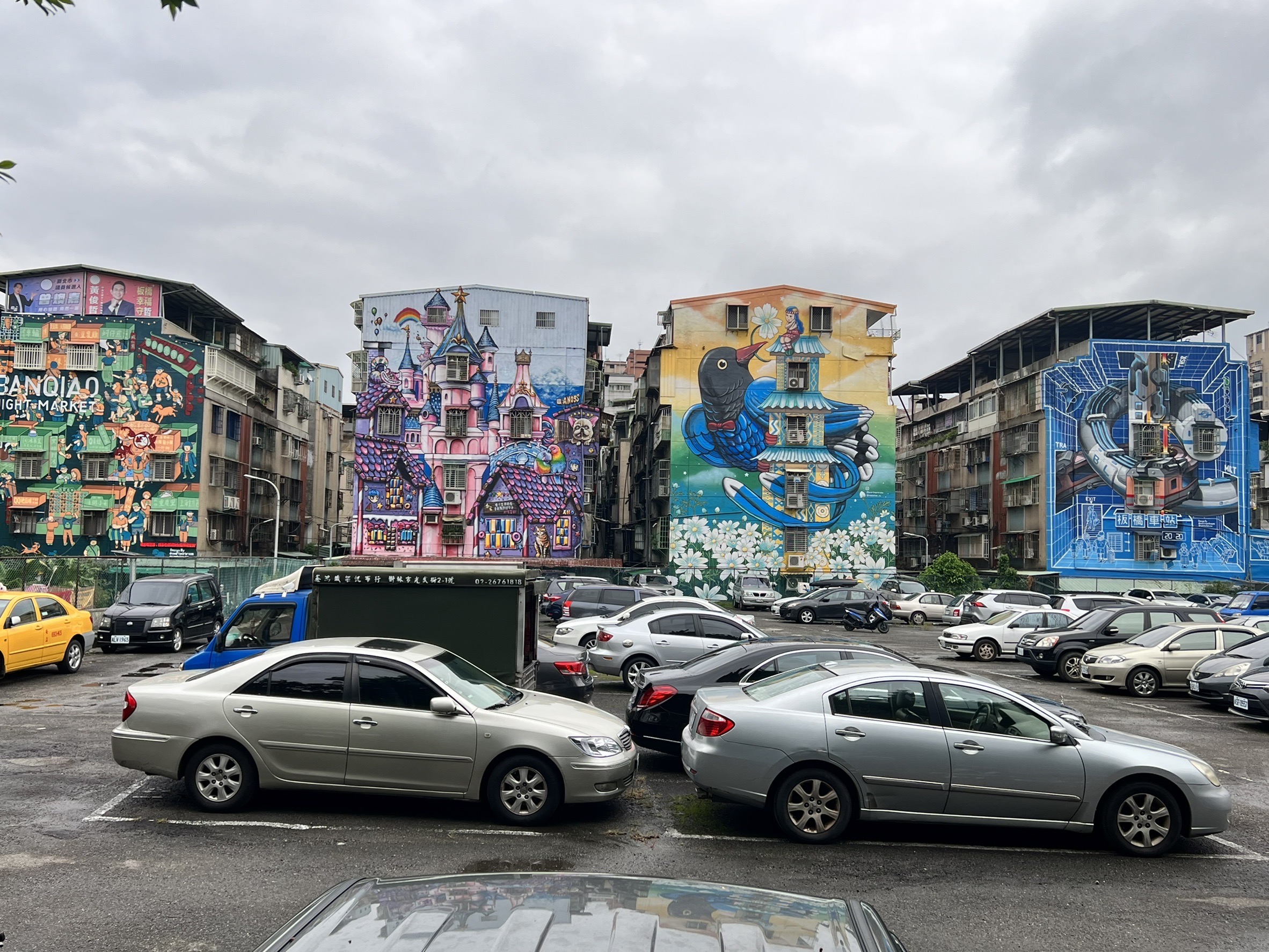 圖片說明:板橋牆面不同風格彩繪。(圖/新北市議員曾煥嘉服務處提供)