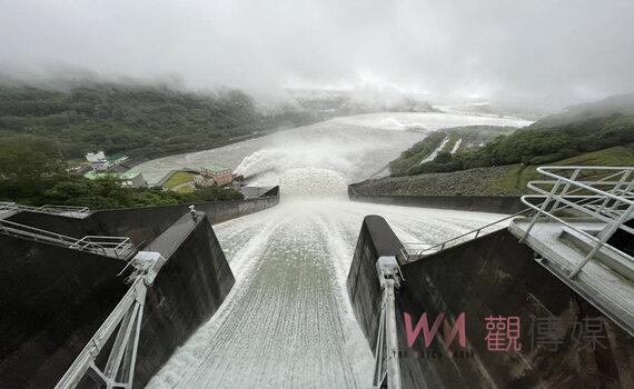 尼莎帶來豐沛雨水 石門水庫滿水位開啓溢洪道洩洪 請民眾勿進入河道確保安全