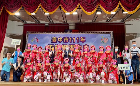 中市首場樂齡學習成果展秀才藝 300名高年級生動滋動滋