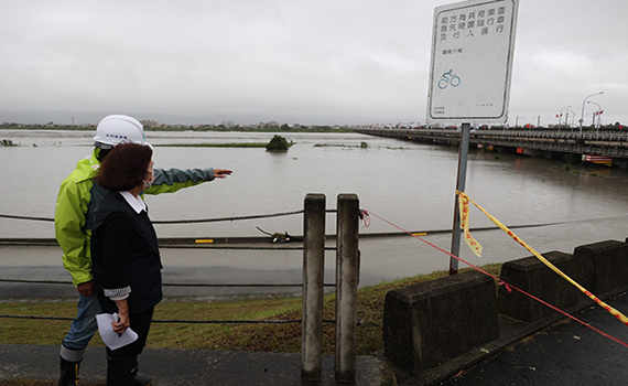 溪洲排水匯流口回堵 蘭陽大橋可能封橋林姿妙前往視察