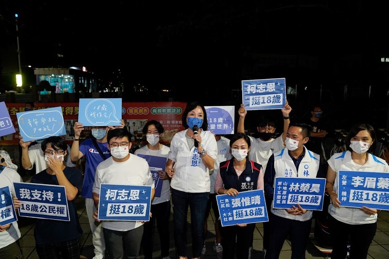 漾新聞|柯志恩與青年上街力挺十八歲公民權