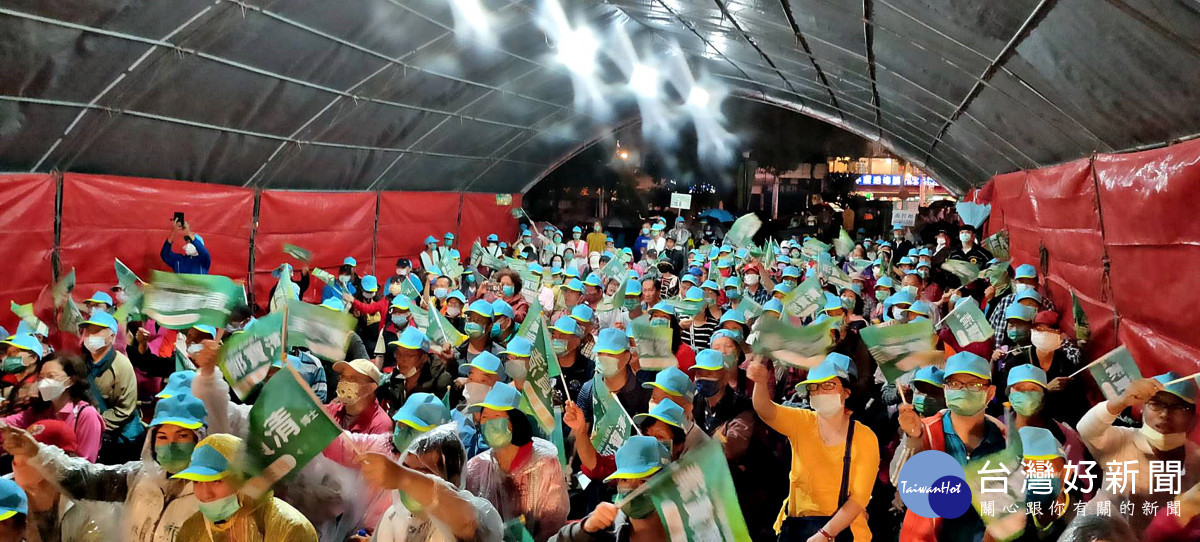 鄭寶清南區競選總部成立,現場雖然細雨紛飛,但是還是被熱情的民眾擠滿了整個會場
