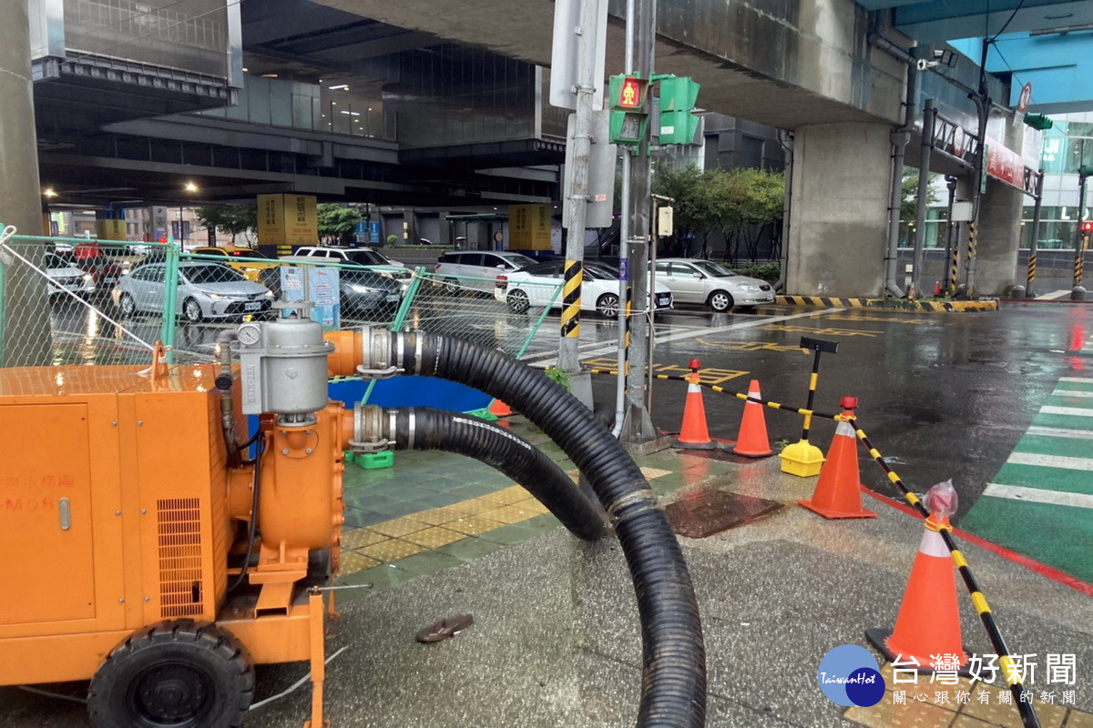 市府水務局搭配智慧水情抽水機調控系統,提前精準預布,捷運長庚A8站附近未出現淹水情事。