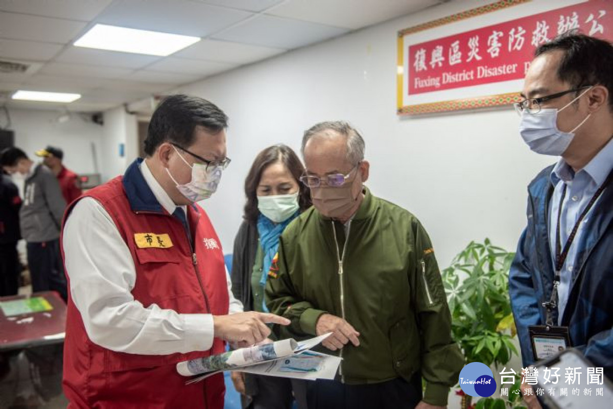 市長與復興區游區長商討災後復原工作。<br /><br /> <br /><br /> 