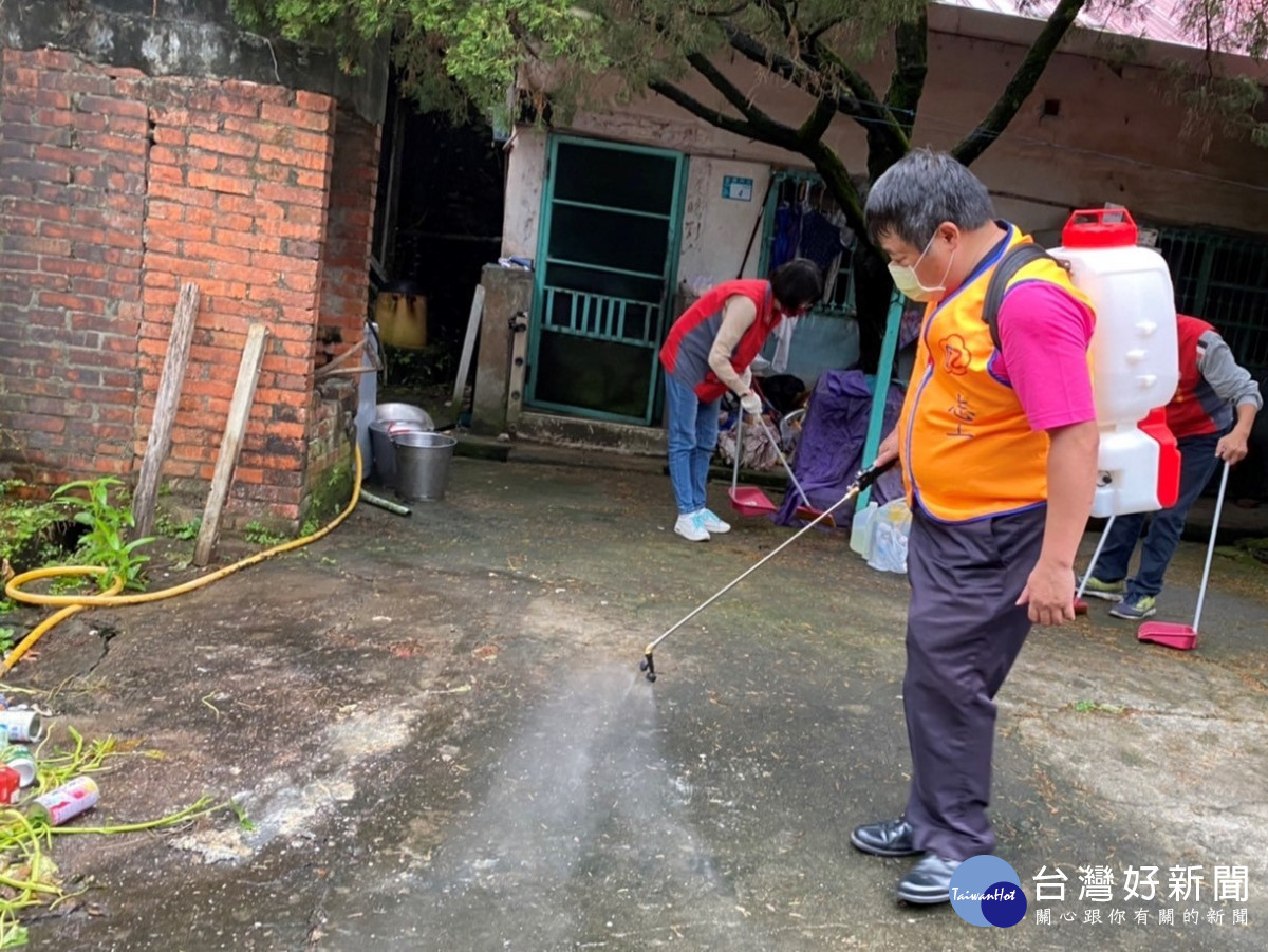 榮欣志工幫榮民陳伯伯進行住家清潔消毒,防止病媒蚊蠅孳生。