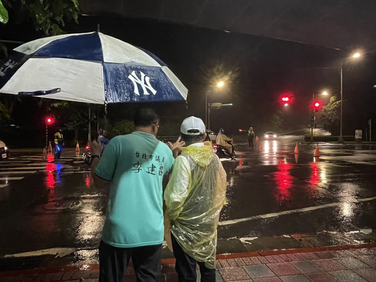身旁眾人撐傘,唯獨他戴帽淋雨,阿中這一背影,讓綠粉都哭了!