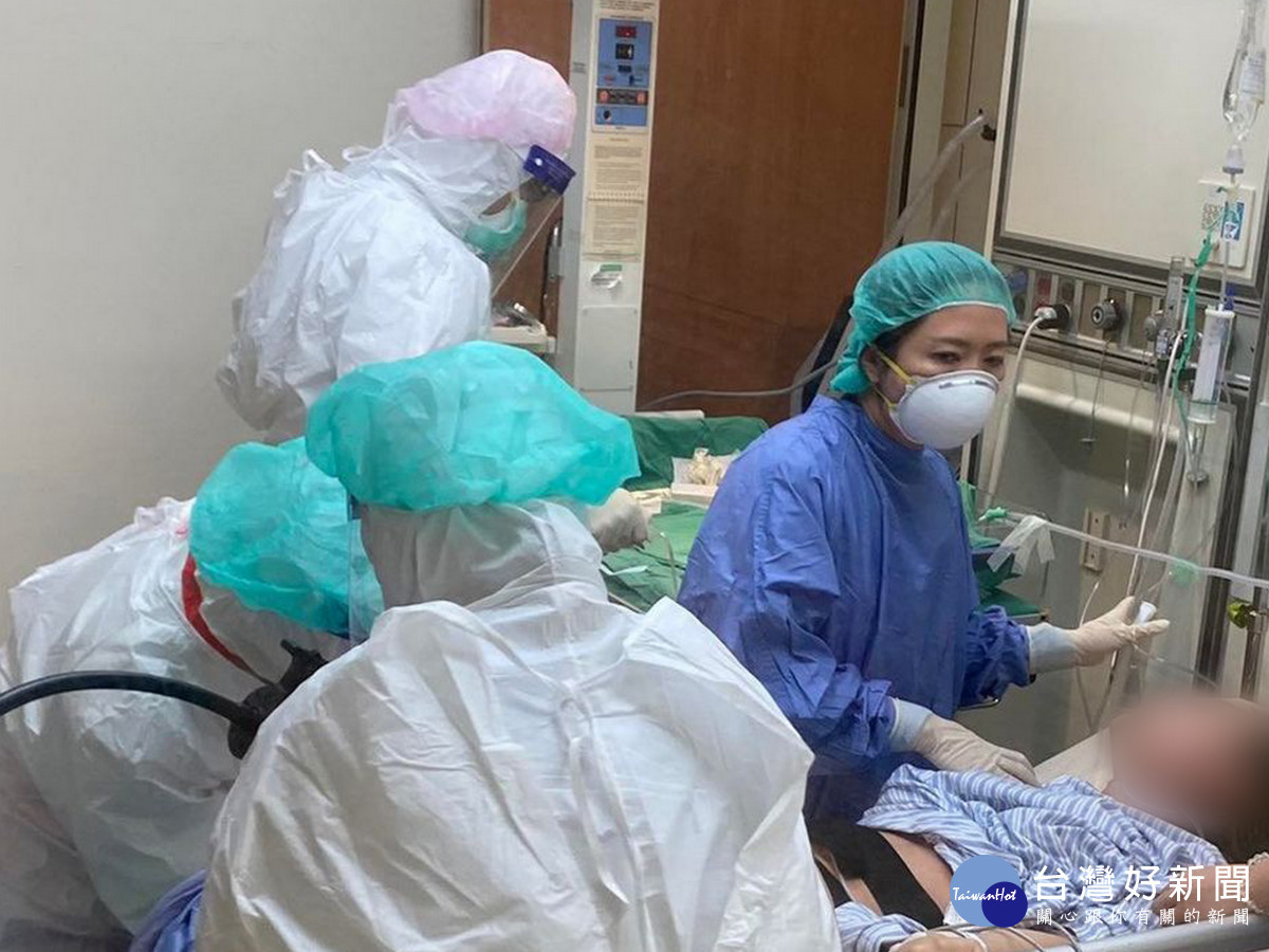 臺中慈濟醫院團隊在急診室為急產的確診孕婦接生。