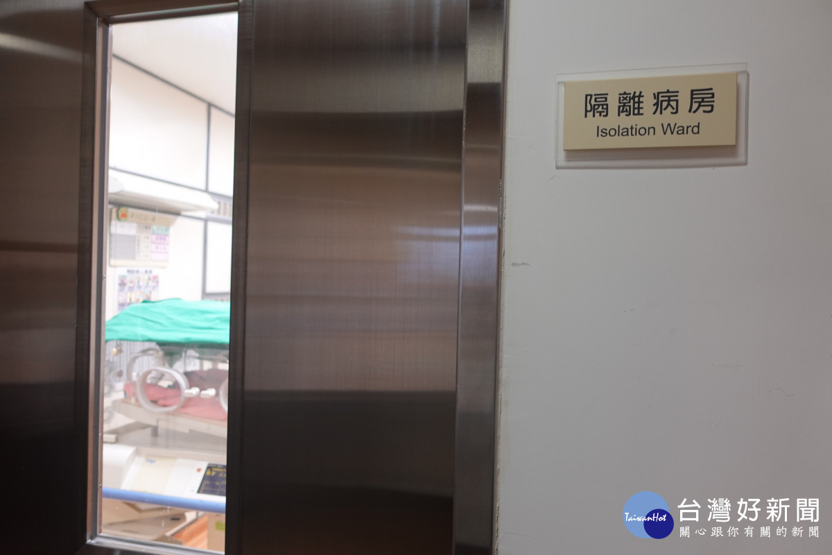新生兒經搶救,狀況穩定後住進新生兒加護病房的隔離病房照顧。
