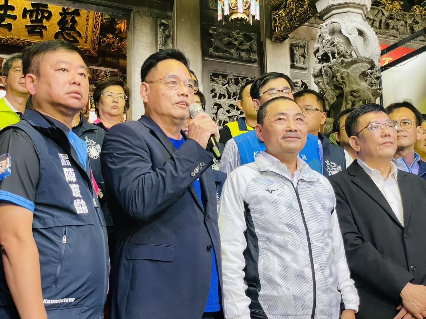 新北市長侯友宜（右二）16日南下新竹為林耕仁（左二）站台助選。翻攝林耕仁臉書
