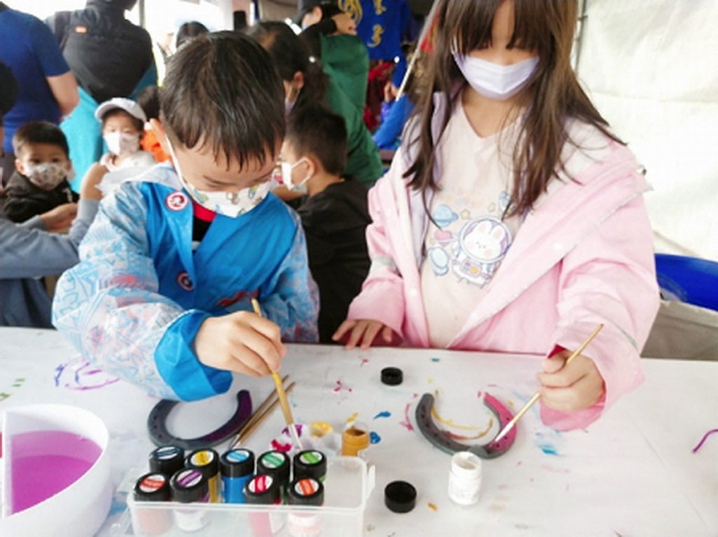 民眾體驗馬蹄鐵彩繪。(司格特運動行銷提供)
