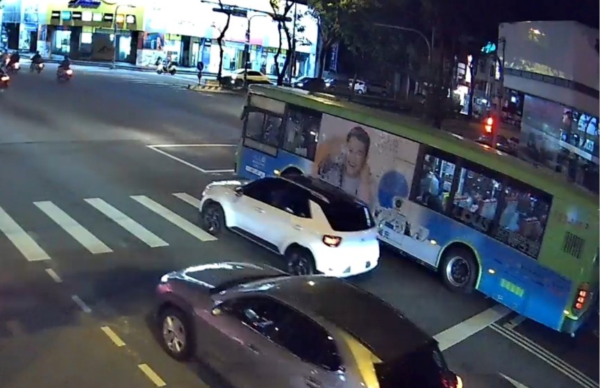 ▲江姓女大生不慎將整串鑰匙遺留公車上而有家歸不得,員警調閱監視器成功完成尋物任務 (圖/台中市警察局 提供)
