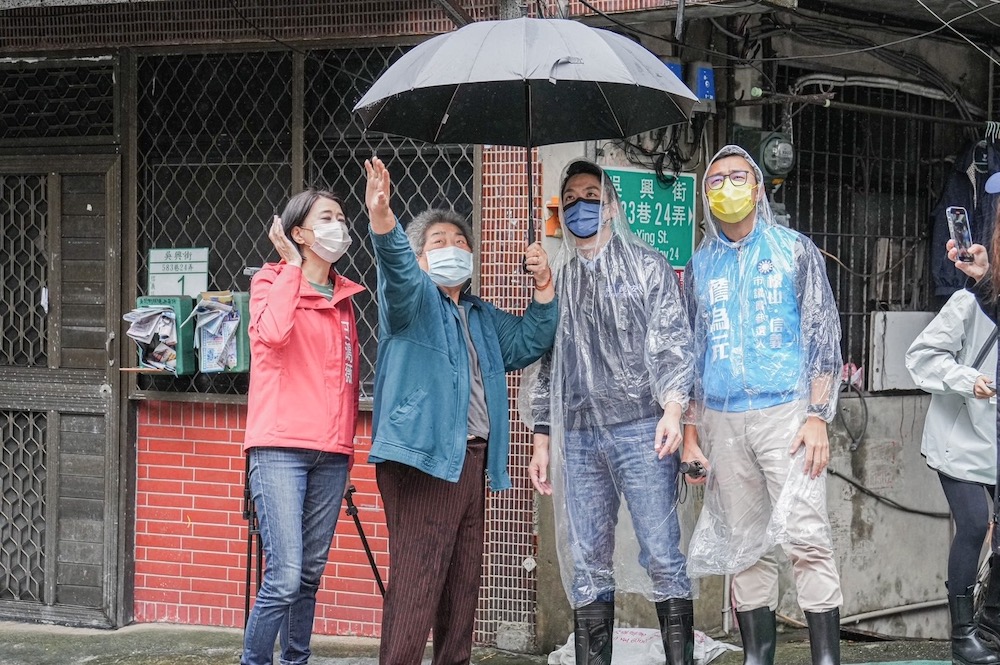 16日強降雨造成台北市傳出零星災情，國民黨台北市長候選人蔣萬安17日與台北市議員王鴻薇、市議員候選人詹為元，前往信義區吳興街周邊了解災情影響。