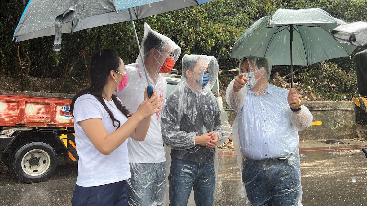 16日強降雨造成台北市傳出零星災情，國民黨台北市長候選人蔣萬安17日前往陽金公路中興路口，與台北市議員陳重文、林瑞圖團隊及議員候選人林杏兒，陪同在地里長了解現場狀況。