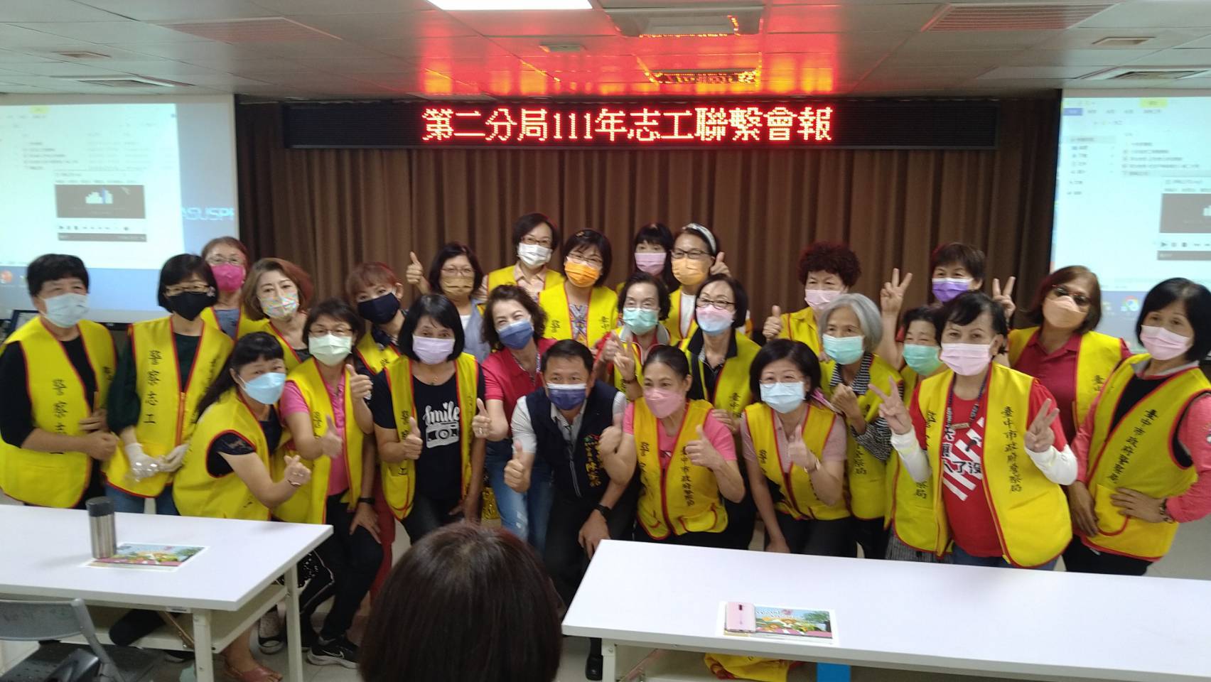 圖片說明:臺中市政府警察局第二分局日前辦理警察志工聯繫會報暨特殊訓練並由中市警二分局長陳家銘表揚績優志工後合影。 (記者林㤈輝翻攝)