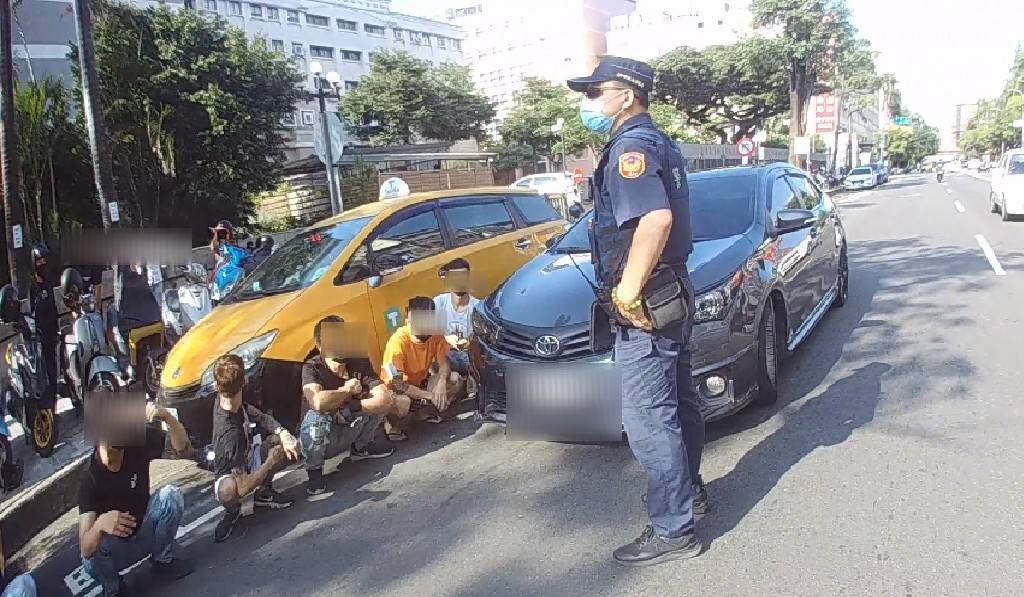 圖片說明:臺中市政府警察局第一分局日前於臺中地方法院前制止衝突情事,全案立即依聚眾鬥毆、傷害等罪現行犯移送臺灣臺中地方檢察署偵辦。(記者謝榮浤翻攝)