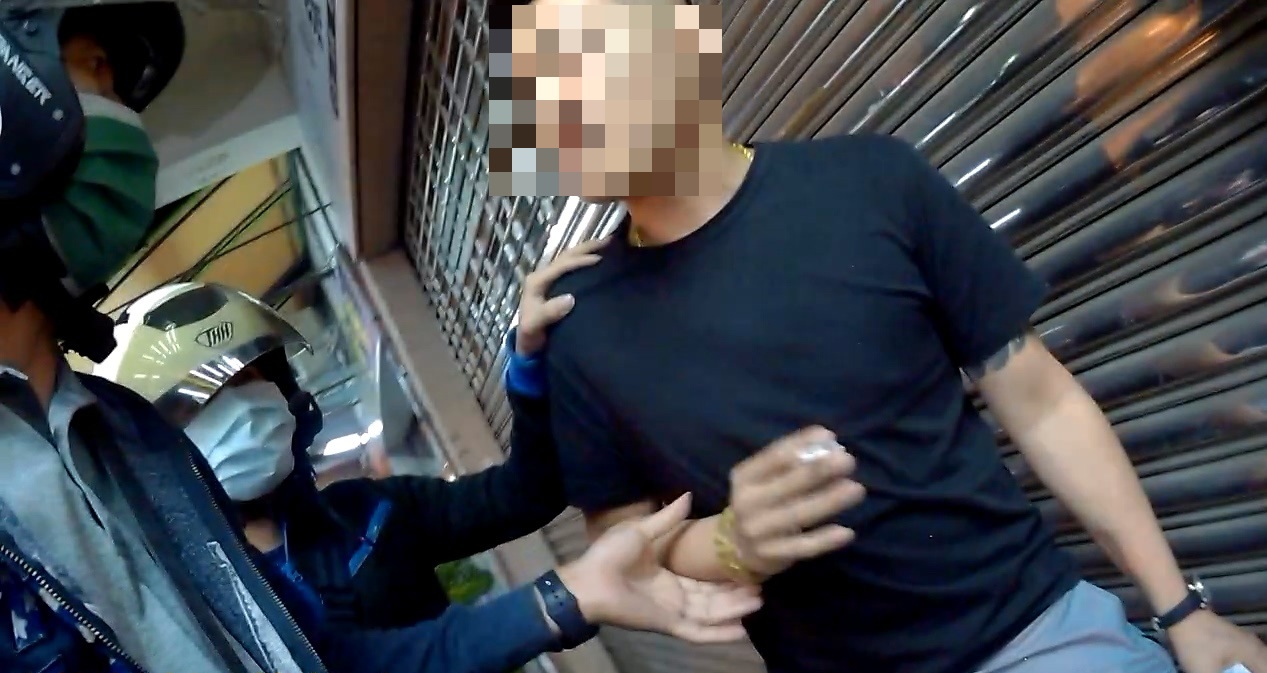 圖片說明：中市警五分局東山派出所員警日前執勤時，發現疑似通緝犯莊姓男子經盤查後逮捕歸案。(記者謝榮浤翻攝) 