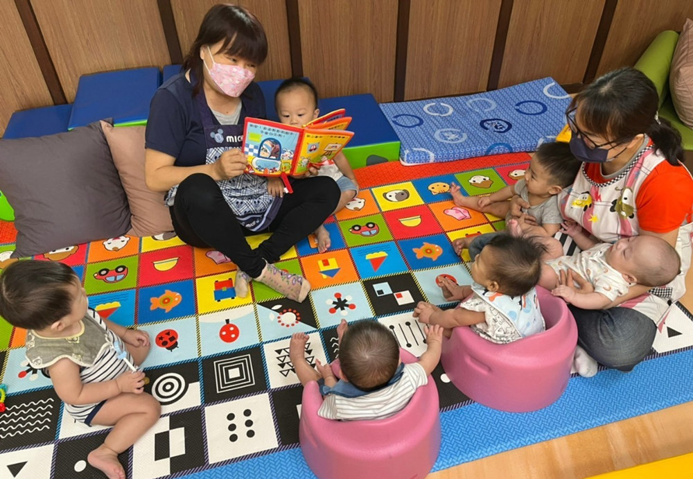圖片說明:臺中市政府積極推動「公托公幼倍增」計畫,截至111年10月中,已開辦26間公設民營托嬰中心及社區公共托育家園。(臺中市政府/提供)