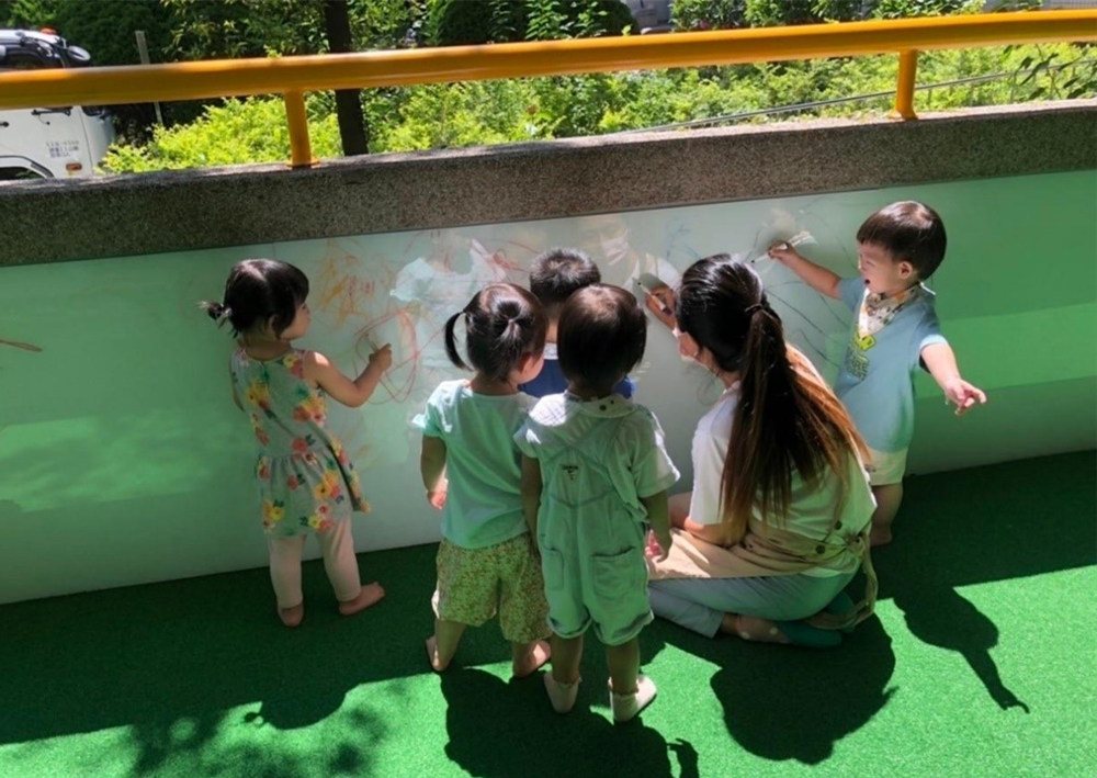 圖片說明:北區立人國中托嬰中心彩繪牆,提供幼兒自由繪畫空間,刺激學習發展。(臺中市政府/提供)