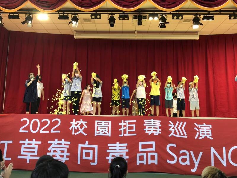 漾新聞|用客語反毒戲劇演出 蕭靜文舞蹈團在河堤國小拒毒巡演