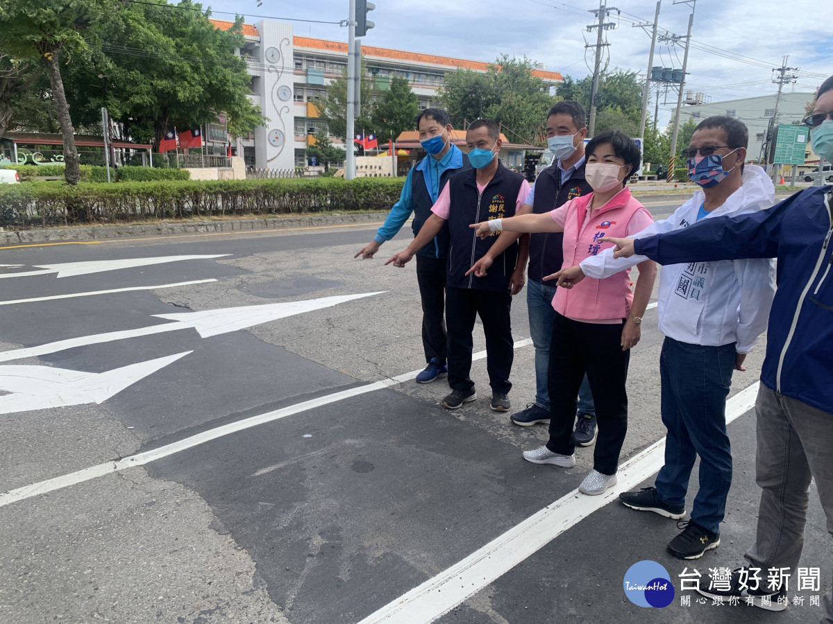 台中市潭子區雅潭路二、三段因臨時性挖補，路面凹凸不平。