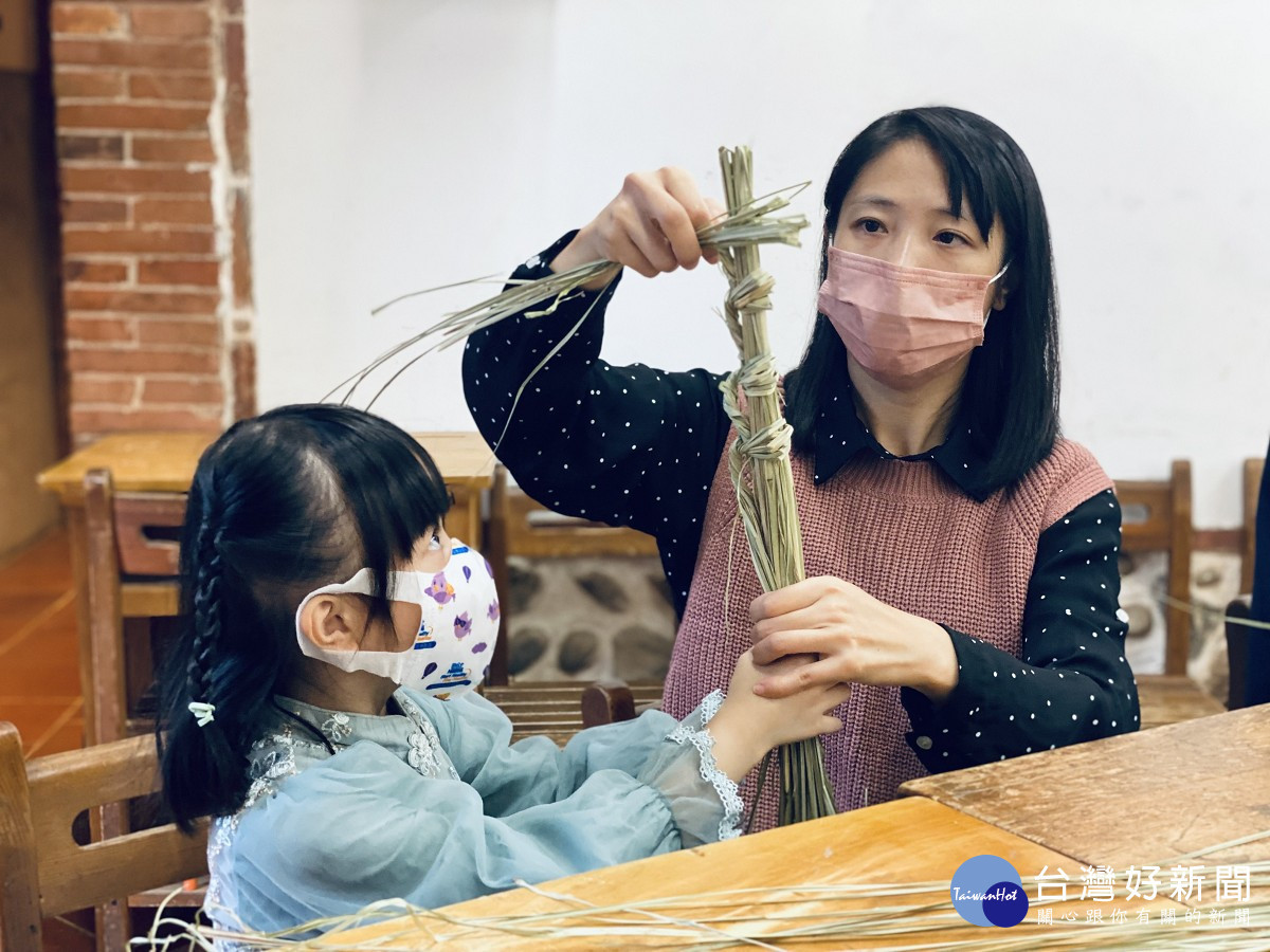 在程氏古厝舉辦的「公司田溪生活市集」活動,推出親子草刀DIY,一同體驗農家樂