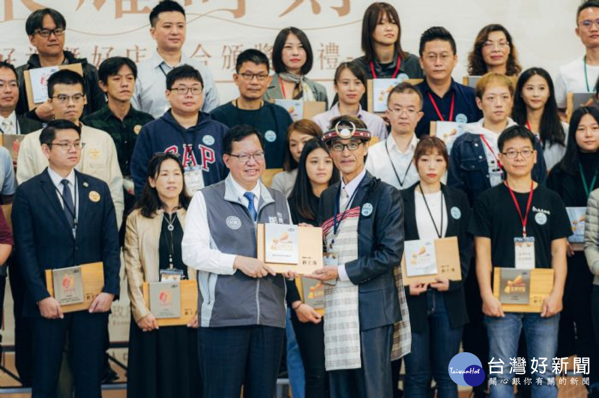 市長一一頒發獎座，肯定獲獎企業。