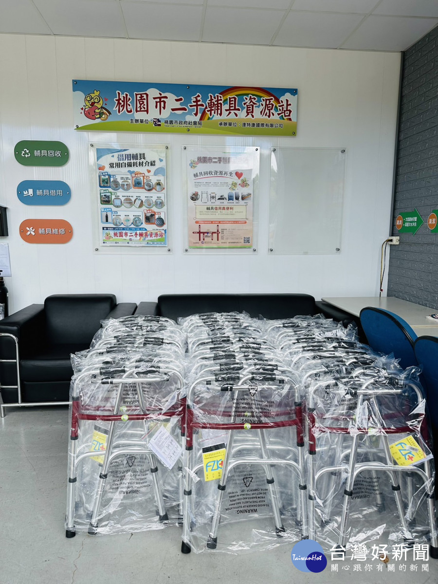 立法委員黃世杰號召善心人士共同捐贈42支ㄇ型助行器，關懷扶助社會弱勢。<br /><br /> <br /><br /> 